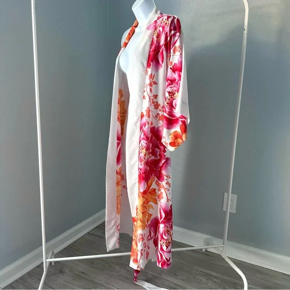 Natori Floral Print Robe ASO Khloe Kardashian - Picture 9 of 14